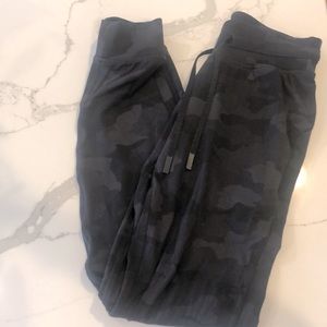 Lululemon align camo joggers. Size 2. Rarely worn. Comfortable and stylish.